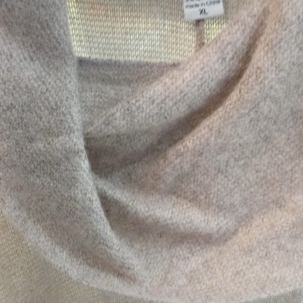 LIKE NEW NEVER WORN  SWEATER - Picture 6 of 6